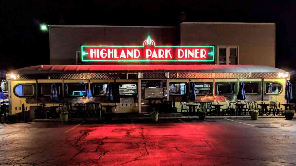 highland park diner at night