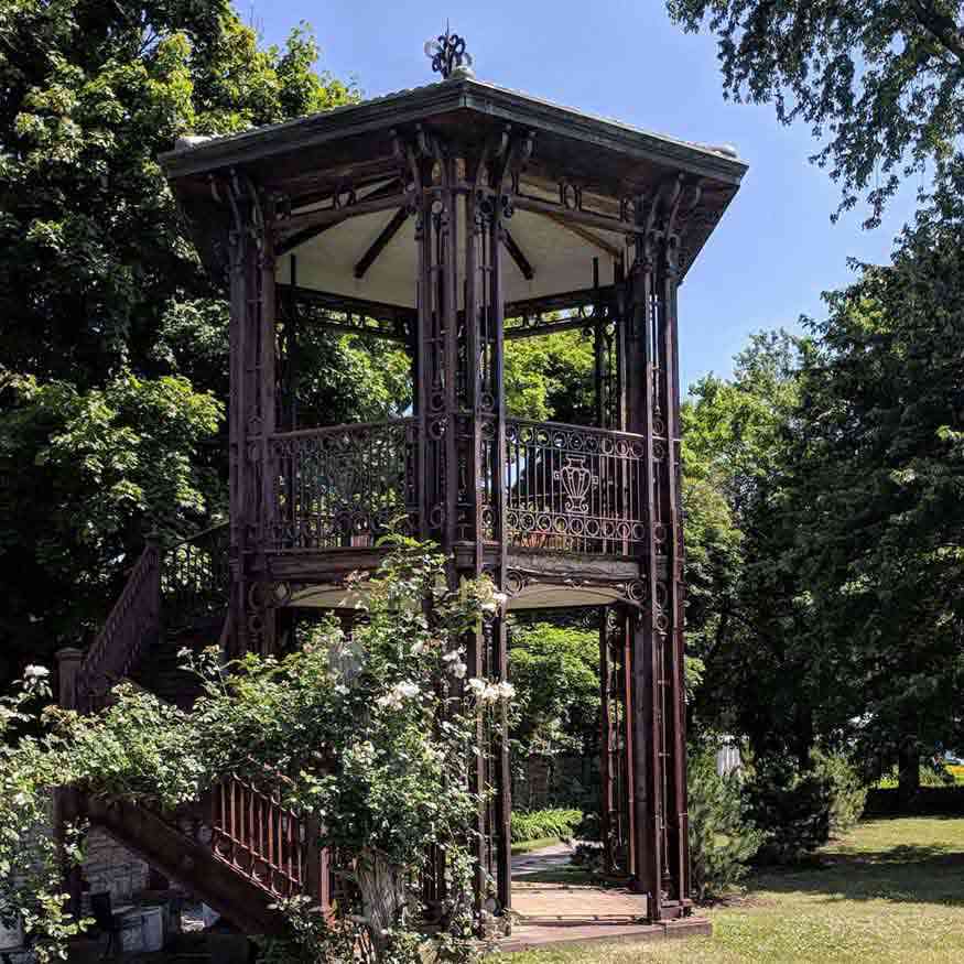 Sonnenberg Gardens metal structure